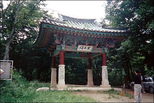 건봉사 일주문. 한국전쟁 때 불타지 않은 건봉사의 유일한 건물입니다. 